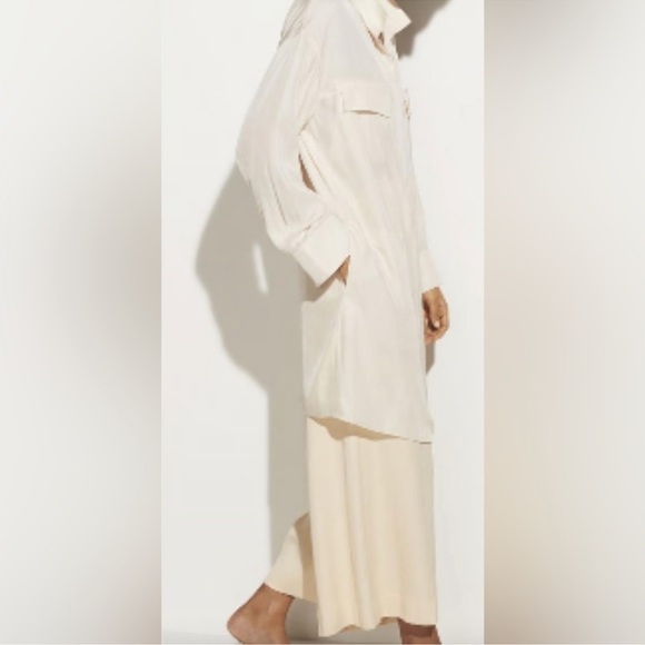 VINCE Ecru Utility Cream Shirt Dress
MSRP $345, NWT
$165 $345 Size: XS - Picture 1 of 6